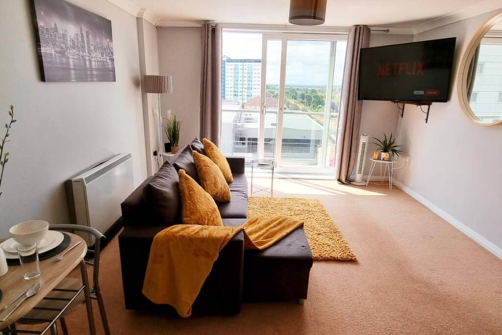 ⭑ Staywelcome- Stylish Apartment Near Heathrow, Skyline Views ⭑ Feltham Kültér fotó