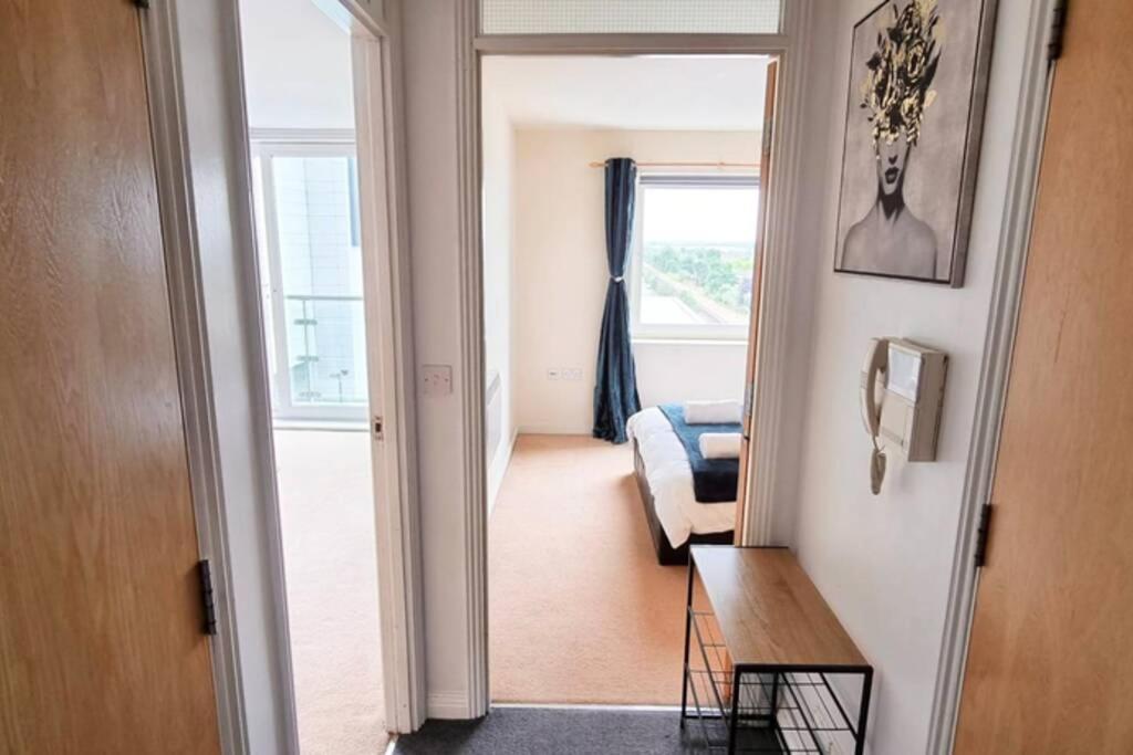 ⭑ Staywelcome- Stylish Apartment Near Heathrow, Skyline Views ⭑ Feltham Kültér fotó