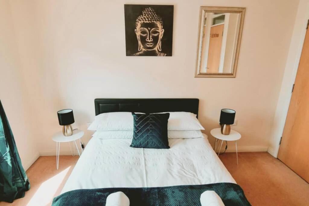 ⭑ Staywelcome- Stylish Apartment Near Heathrow, Skyline Views ⭑ Feltham Kültér fotó